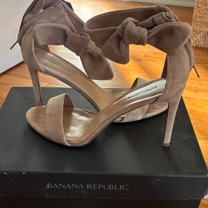 Banana Republic Women's Suede Brown Bow Heels